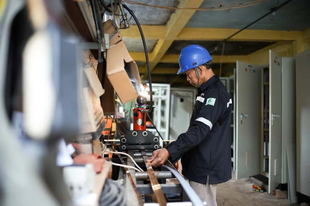 Teknisi membentuk busbar tembaga